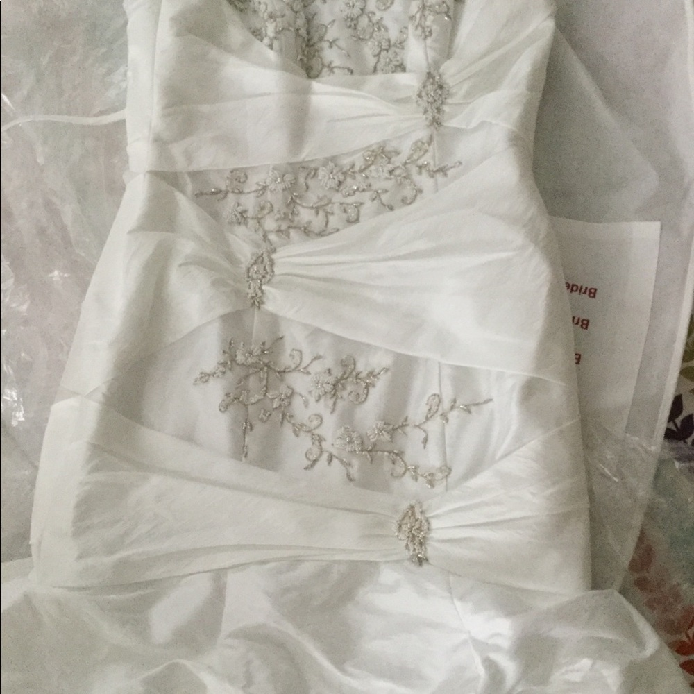 Wedding dress. NWT. 6P